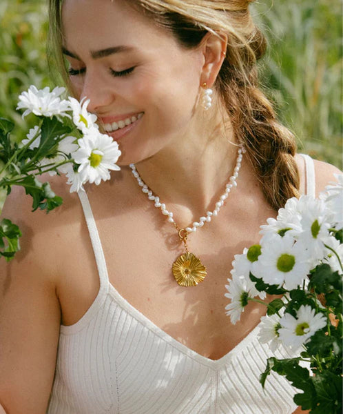 Le Veer Pearl Petal Necklace Gold