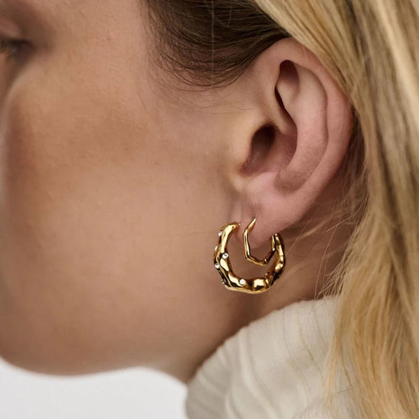 Trendjuwelier Bemelmans - Orelia Organic Wave Huggie Hoop Earrings Gold