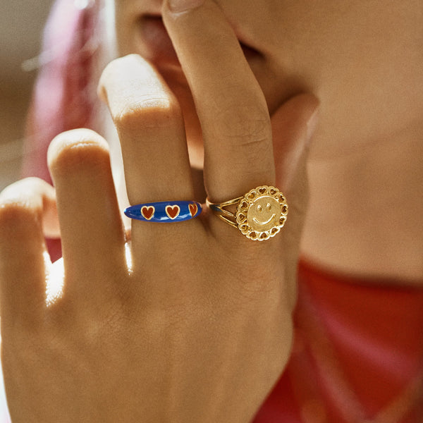 Anna+Nina Smiley Signet Ring Silver Goldplated | Trendjuwelier Bemelmans.