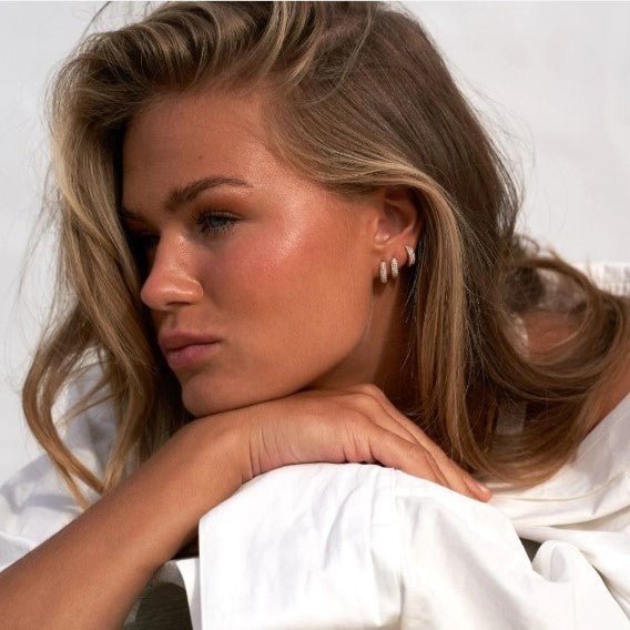 Trendjuwelier Bemelmans - Eline Rosina Pavé Huggie Hoop Goldplated