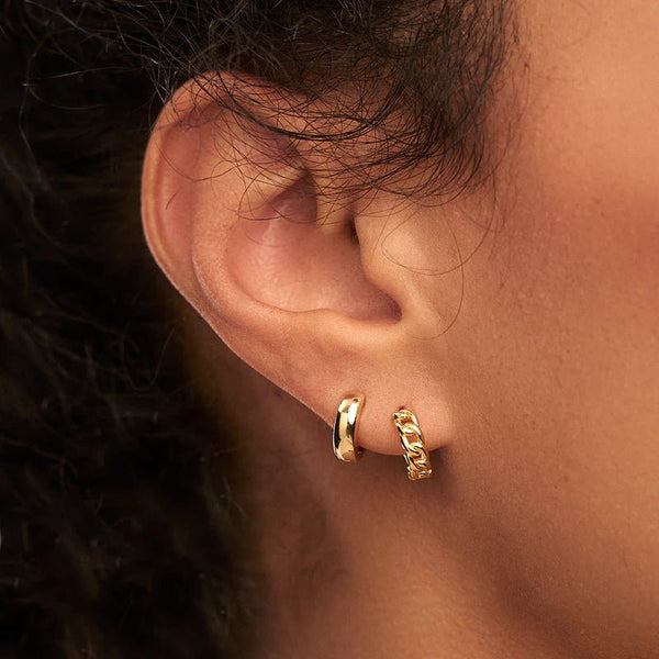 Trendjuwelier Bemelmans - Orelia Mini Chain Huggie Hoop Earrings - Gold